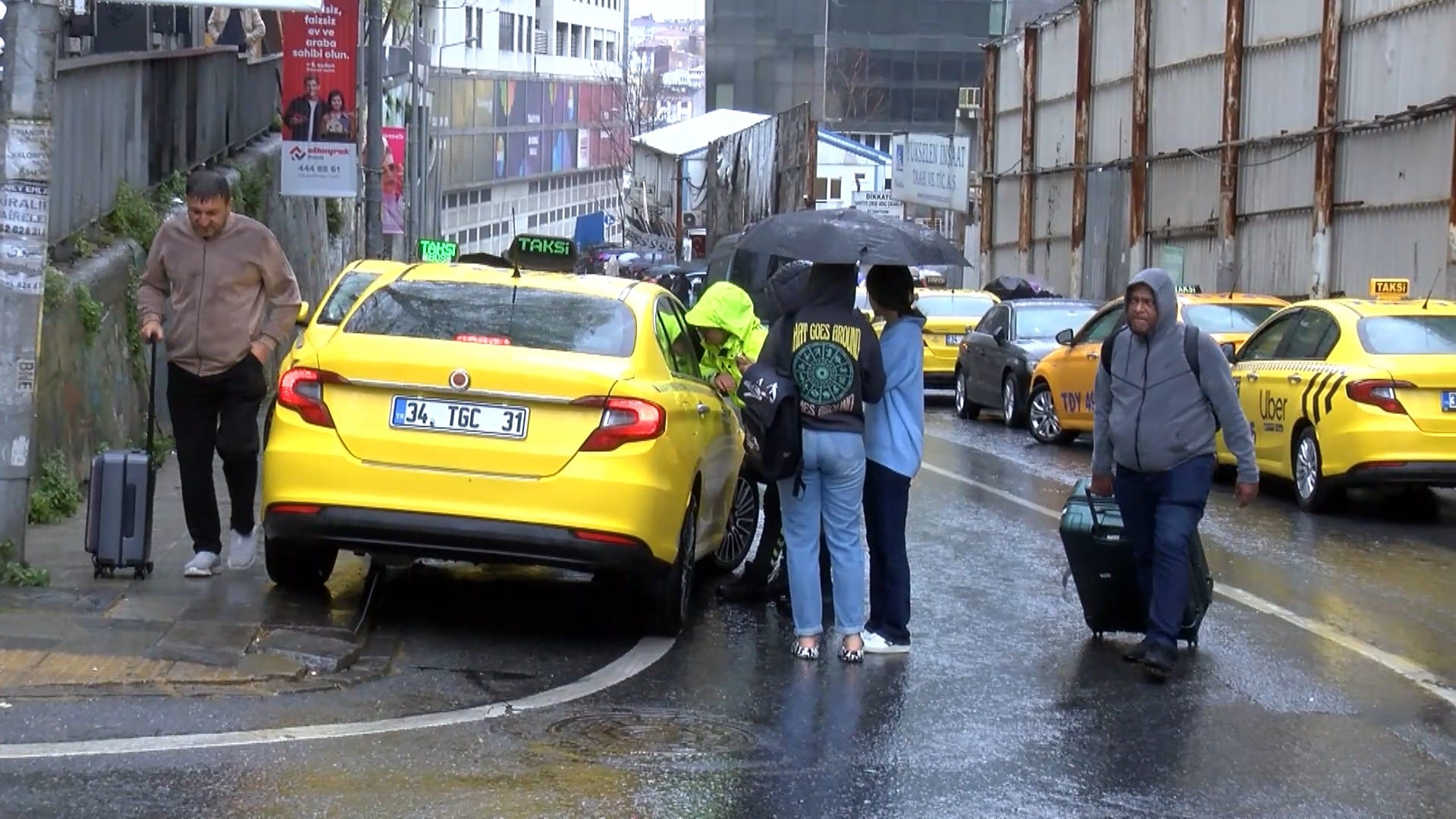 taksimde-kapanan-yollar-nedeniyle-turis-1287119-383016.jpg