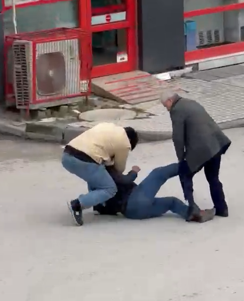 sokak-ortasinda-2-kisi-tarafindan-darbed-1289697-383719.jpg