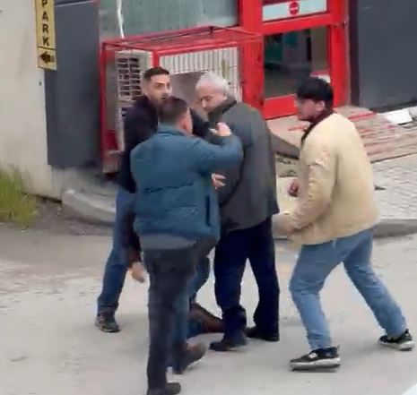 sokak-ortasinda-2-kisi-tarafindan-darbed-1289699-383719.jpg
