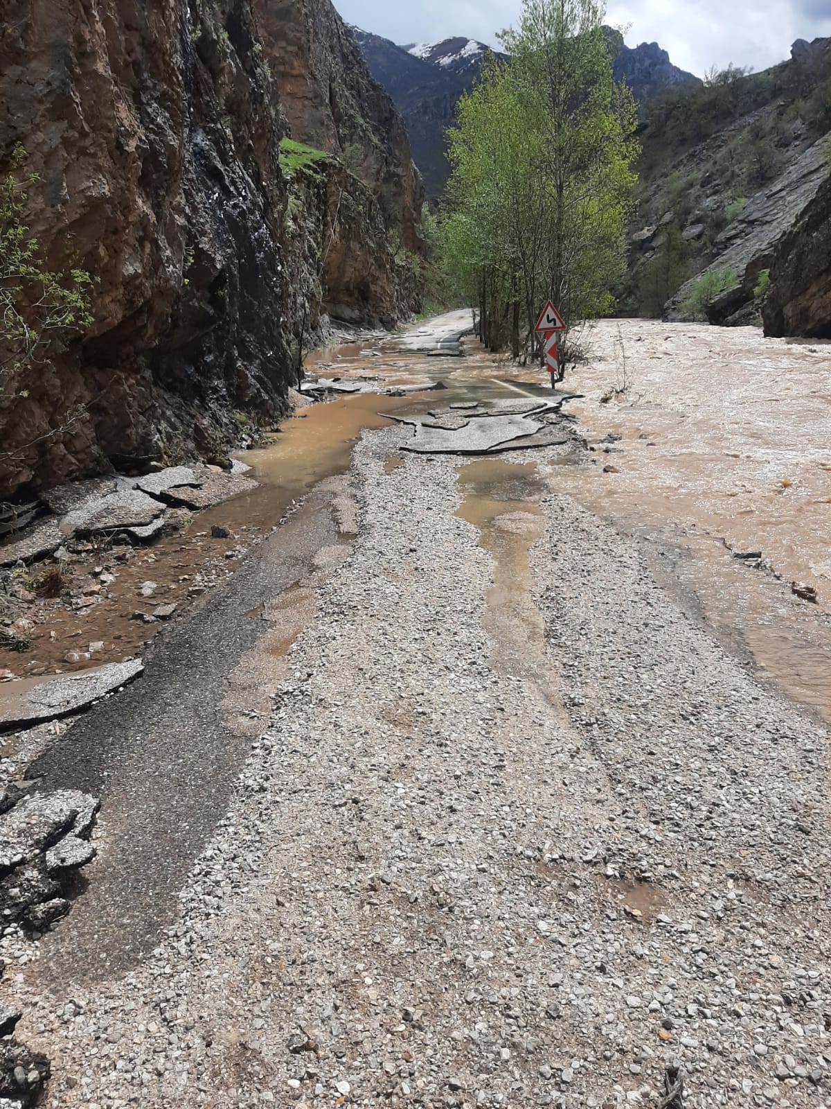 aa-20260504-41284617-41284616-tunceliovacik-kara-yolu-munzur-cayinin-tasmasi-sonucu-ulasima-kapatildi.jpg
