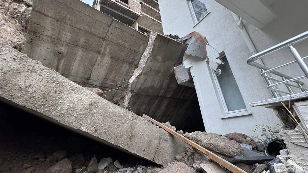 nevsehir-de-istinat-duvari-coktu-apartman-ve-anaokulu-tahliye-edildi-1.webp