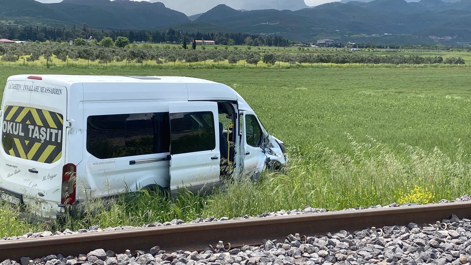 yuk-treni-okul-servis-minibusune-carpti-1296407-385668.jpg