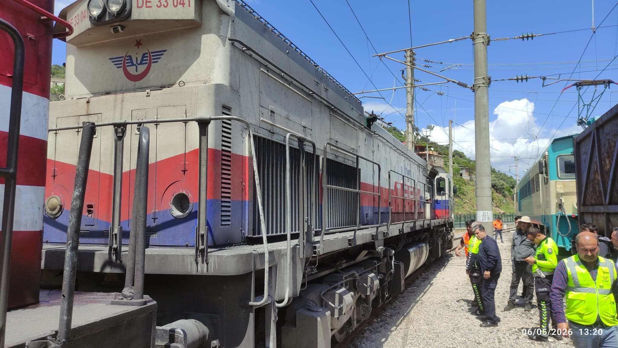 yuk-treni-okul-servis-minibusune-carpti-1296408-385668.jpg