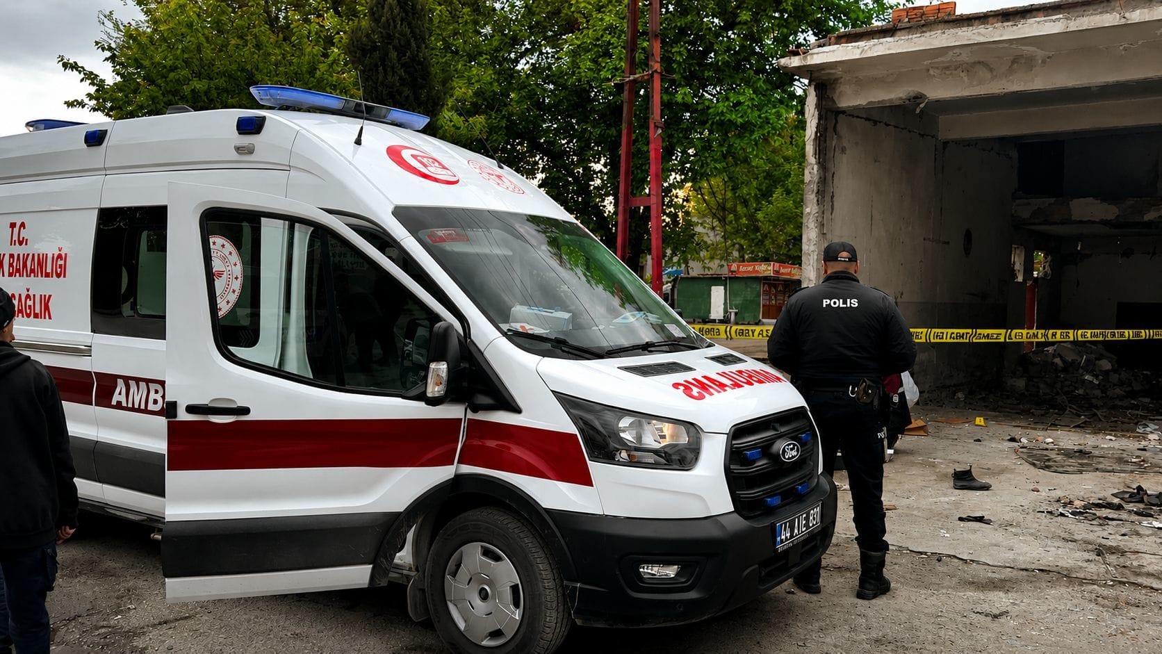 elektrik-direginden-dusup-oldu-olay-kam-1303423-387557.jpg
