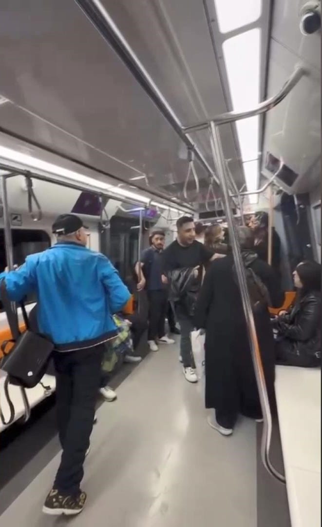 sariyerde-metroda-kufurlu-tezahurat-kav-1303495-387558.jpg