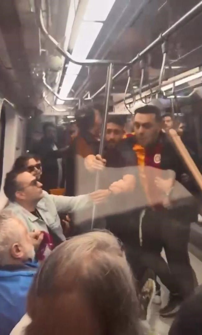 sariyerde-metroda-kufurlu-tezahurat-kav-1303499-387558.jpg